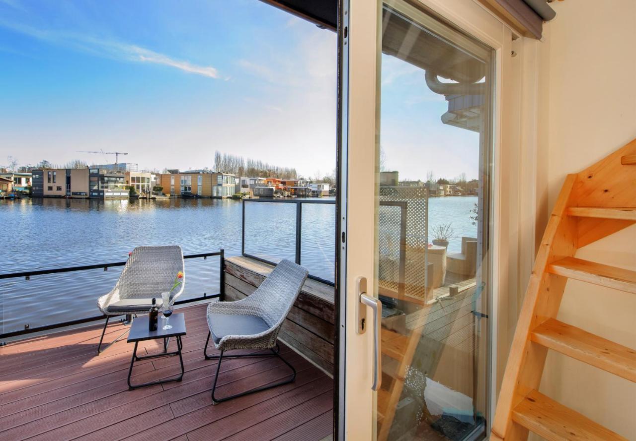 Houseboat Studio With Canalview And Free Bikes アムステルダム エクステリア 写真